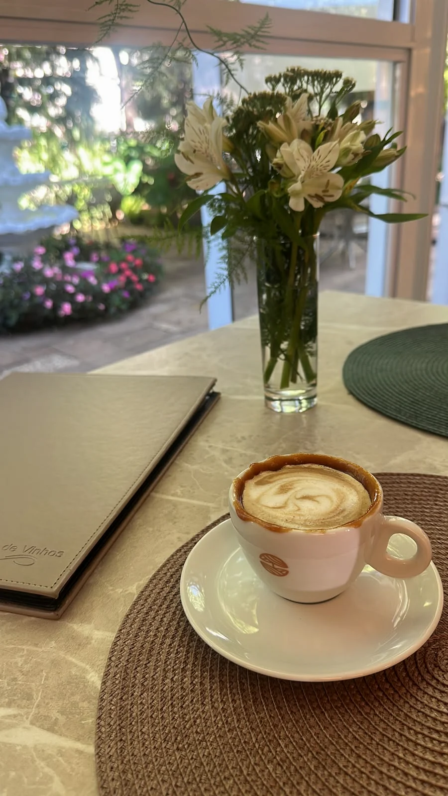 Café e flores no ambiente do Magnólias Bistrô