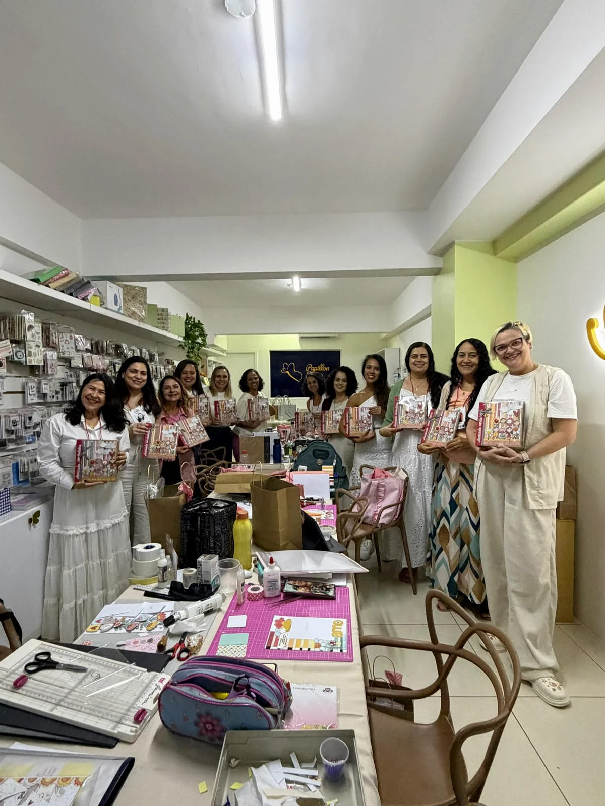 Participantes de uma oficina da Papillon Scrap exibindo seus projetos