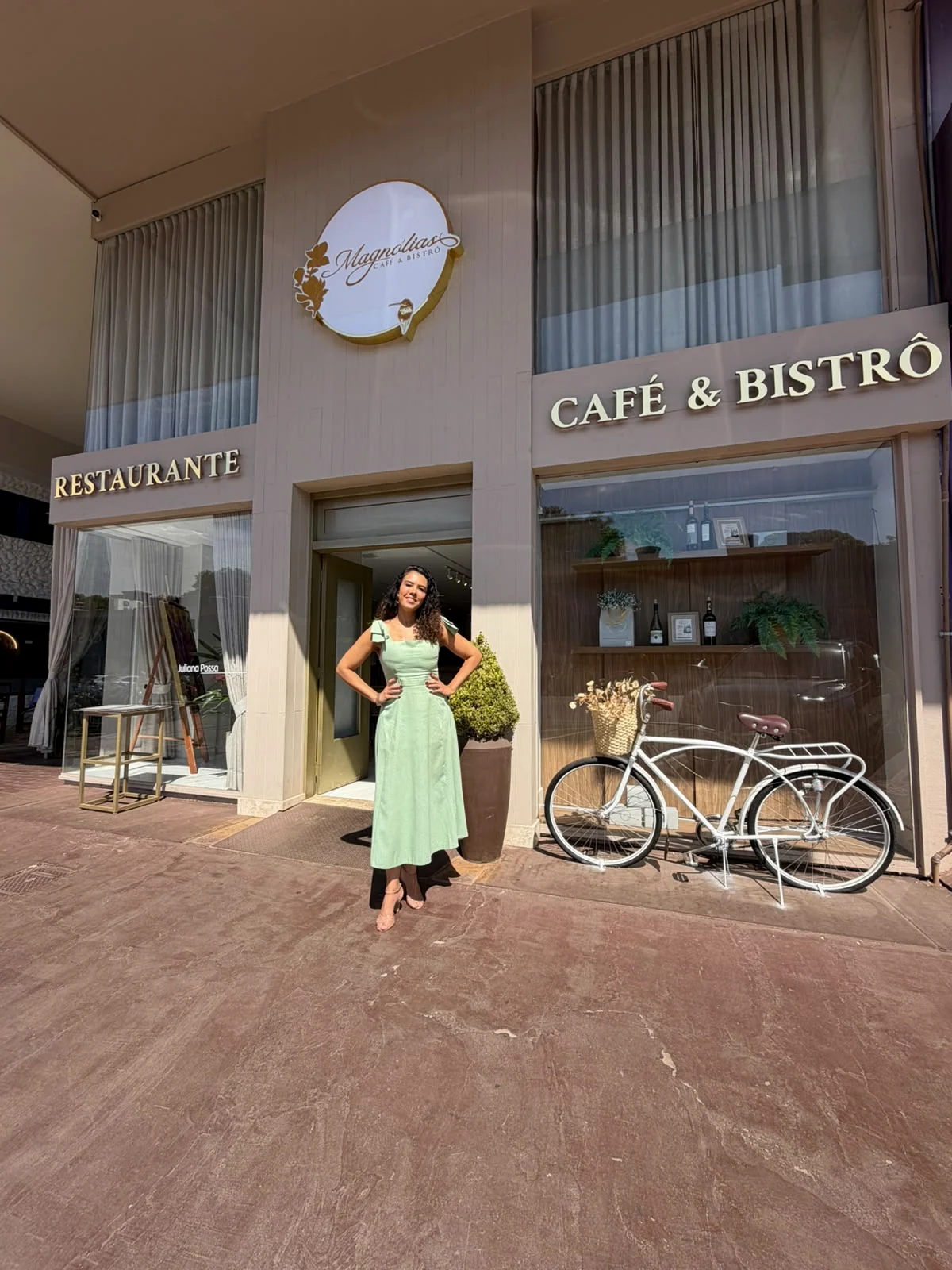 Letycia Flores em frente ao Magnólias Café e Bistrô