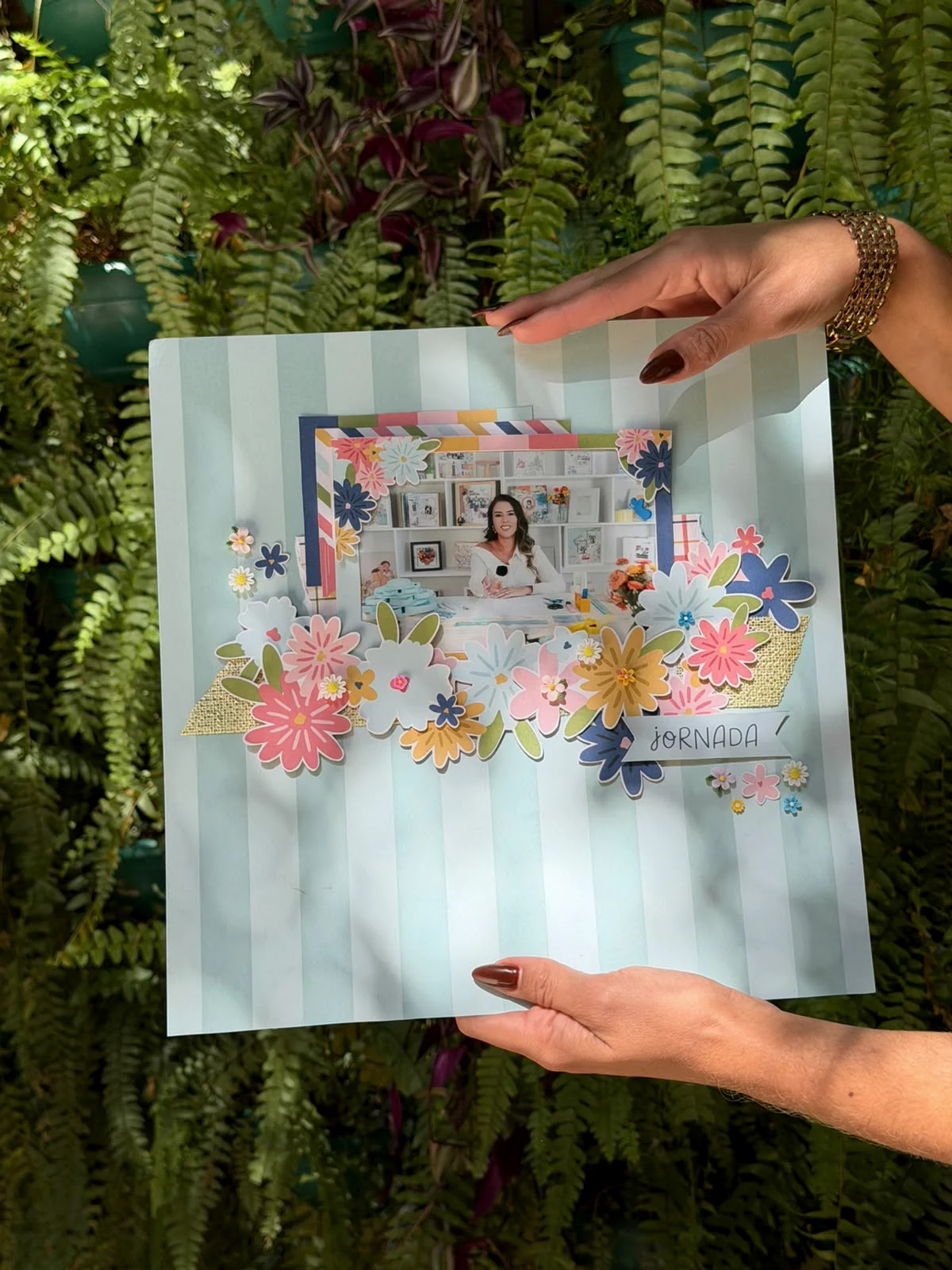 Projeto artesanal de scrapbook com composição floral