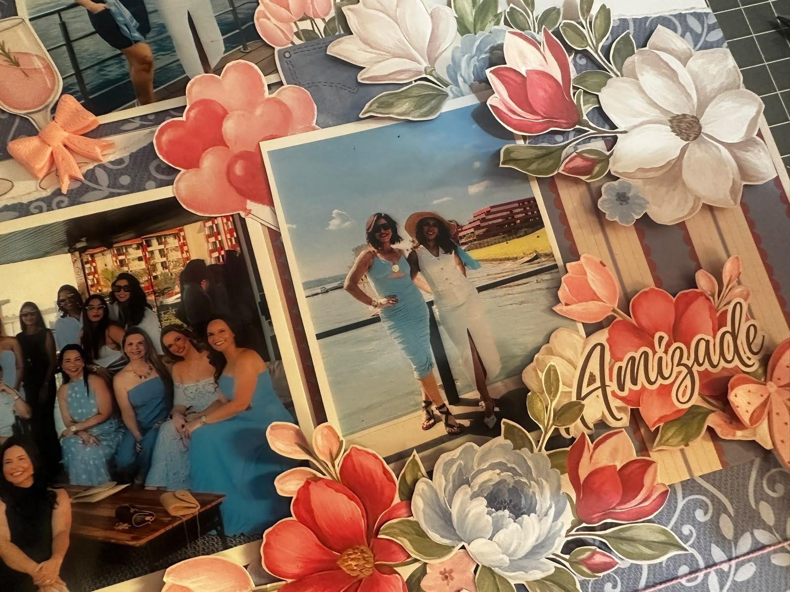 Página de scrapbook sobre amizade, com fotografias e elementos florais