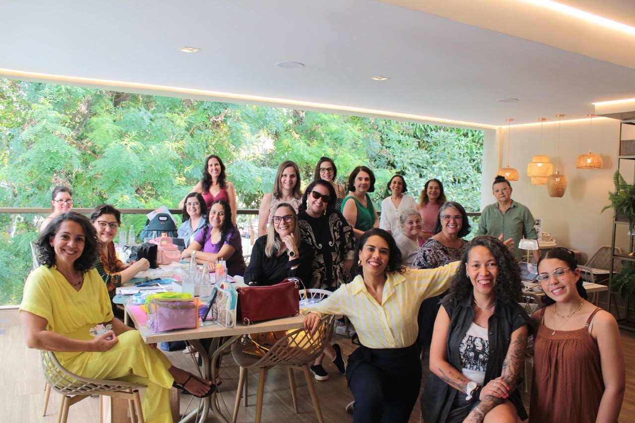 Turma reunida em um encontro criativo da Papillon Scrap