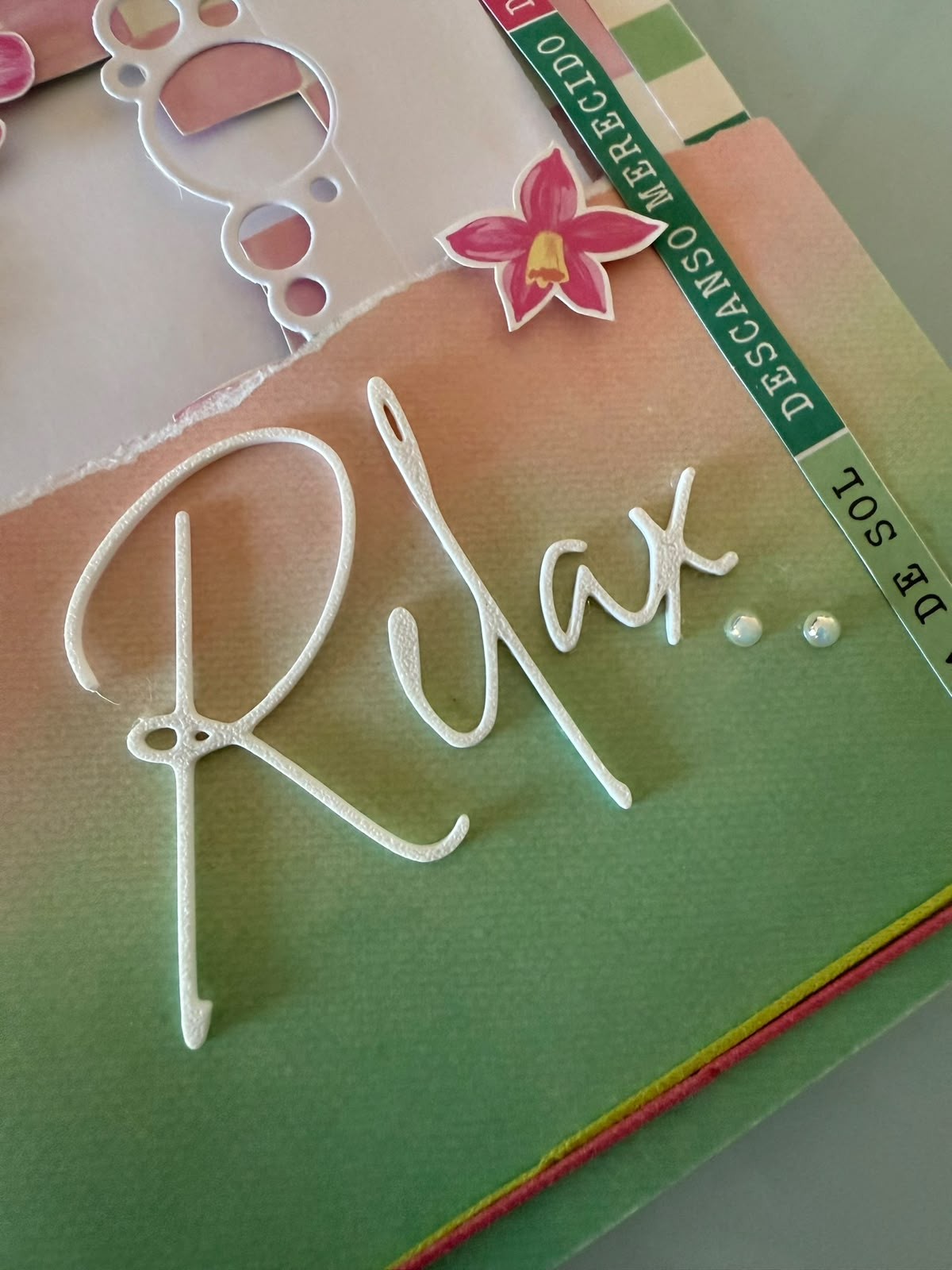 Detalhe artesanal de uma página de scrapbook com a palavra Relax