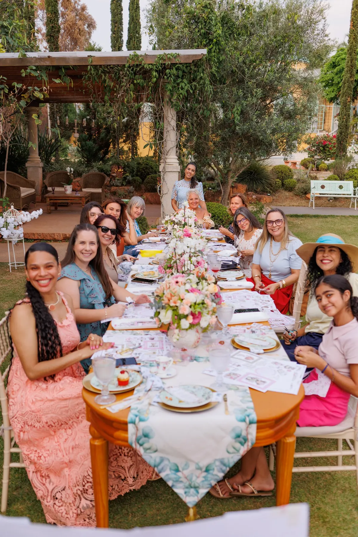 Mesa e participantes durante a primeira experiência Papillon na Villa Giardini